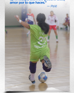 Mujer pateando una pelota con un texto sobre el éxito