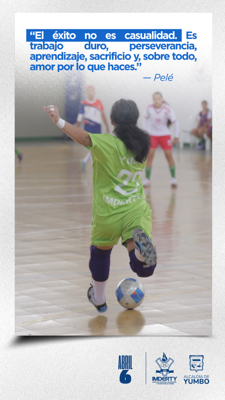 Mujer pateando una pelota con un texto sobre el éxito